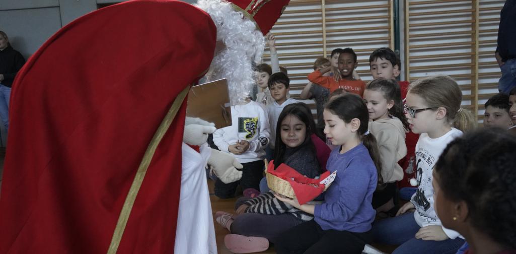 Nikolaus verteilt Geschenke