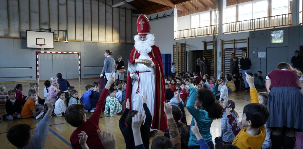 Nikolaus verteilt Geschenke