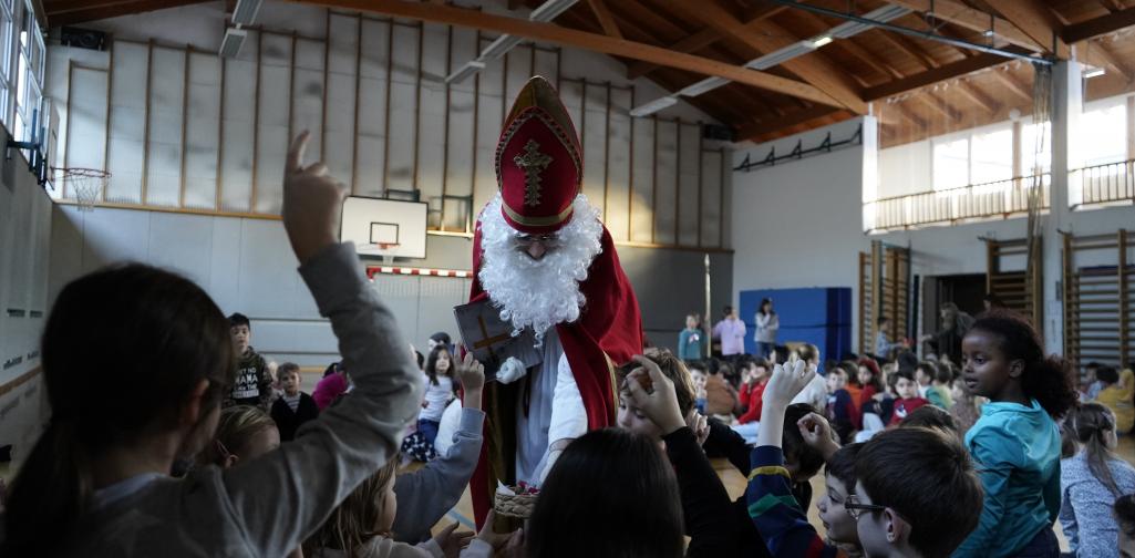 Nikolaus verteilt Geschenke
