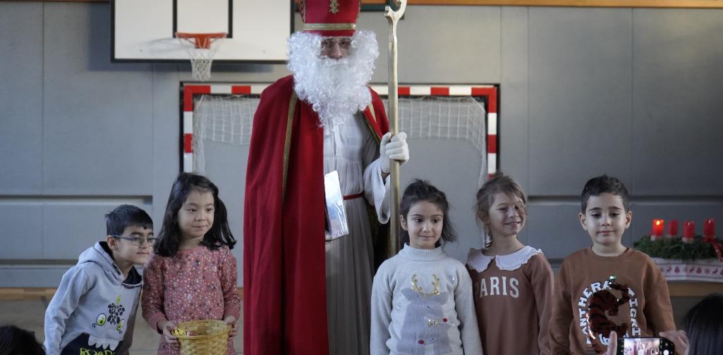 Nikolaus mit Kindern der DFK