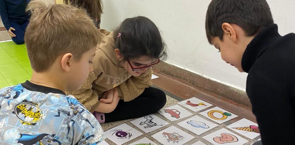 Die Schülerinnen am Knobeln