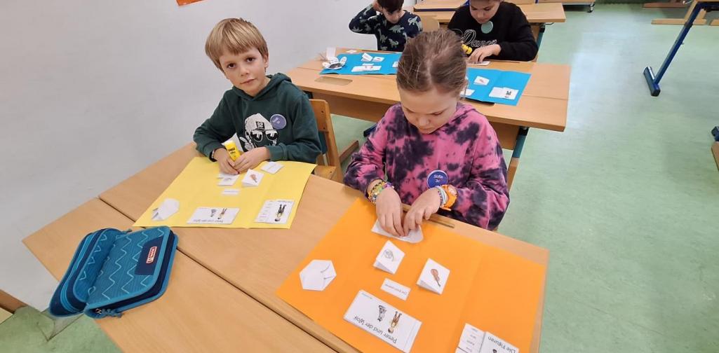 Fleißiges Basteln im Lernatelier Peter und der Wolf