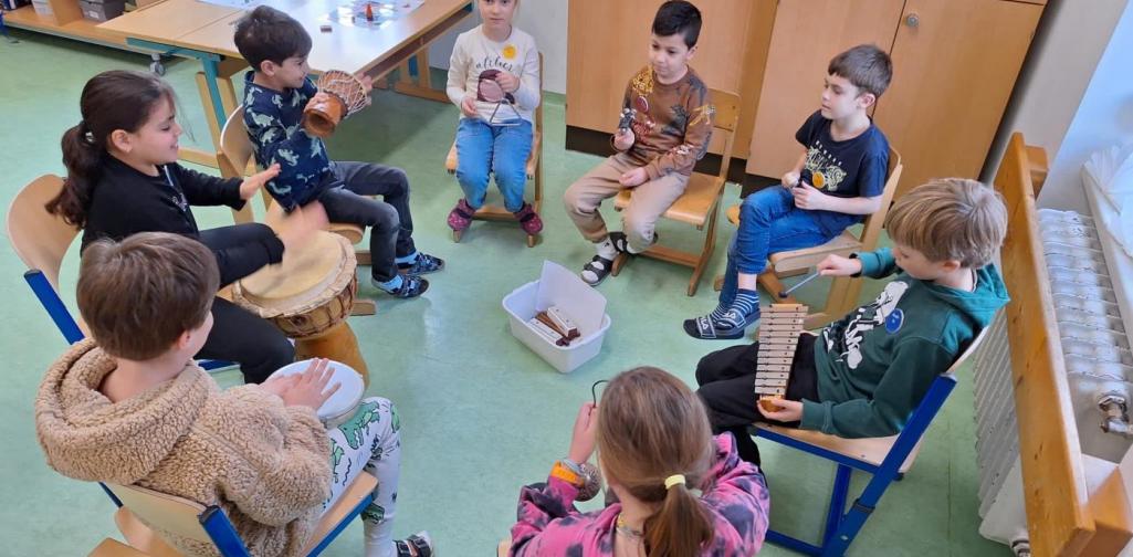 Kinder beim Musizieren