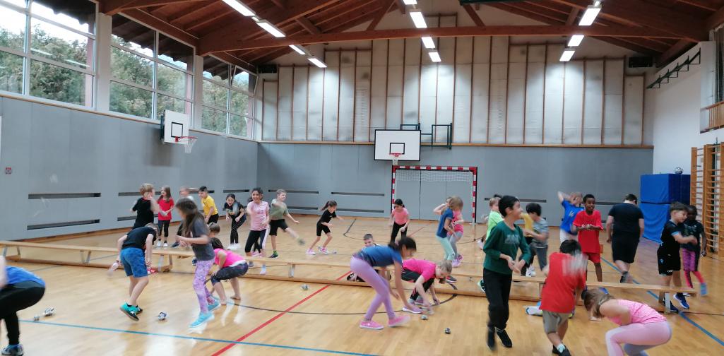 Zwei Teams spielen gegeneinander