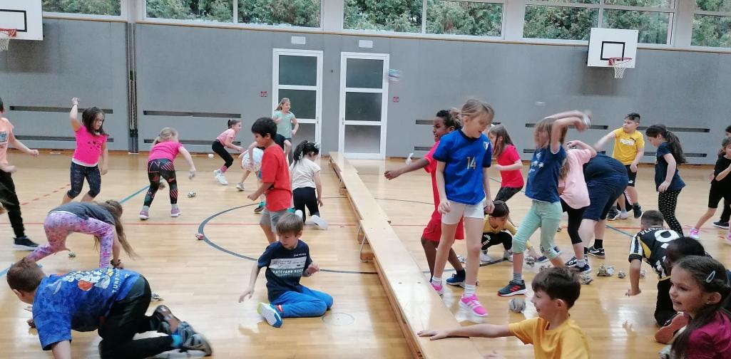 Kinder beim Zeitungs-Schneeball-Werfen