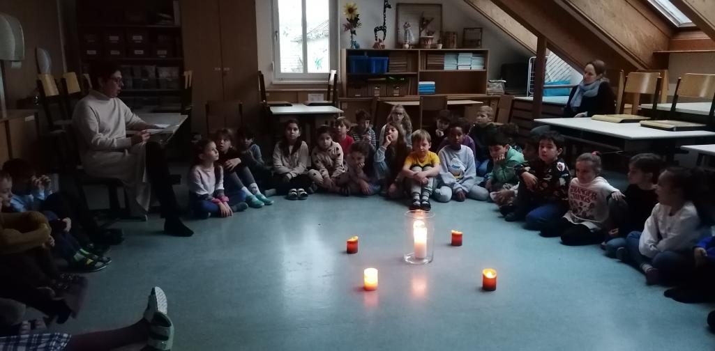 Weihnachtsfeier 01 Kinder sitzen im Sitzkreis