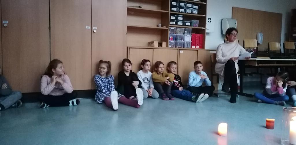 Weihnachtsfeier 02 Kinder im Sitzkreis