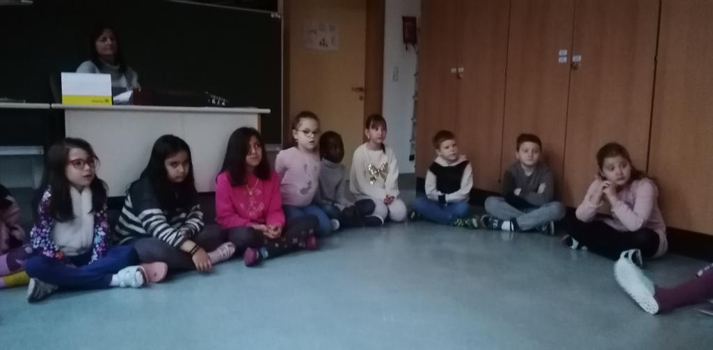 Weihnachtsfeier 03 Kinder bilden einen Sitzkreis