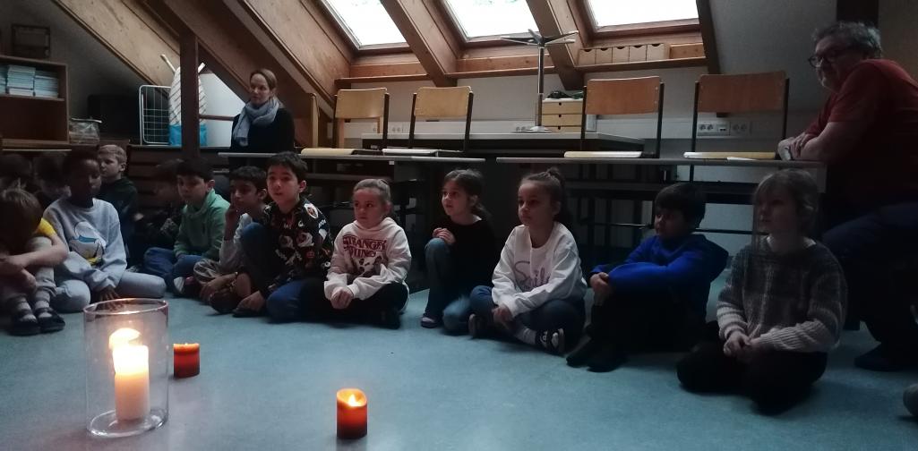 Weihnachtsfeier 04 Kinder im Sitzkreis, Kerze in der Mitte