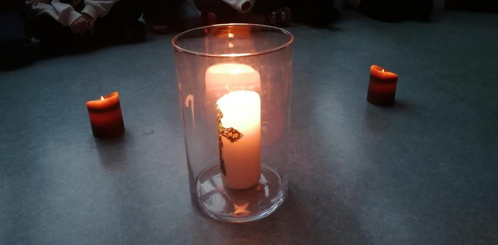 Weihnachtsfeier 05 brennende Kerze im Glas