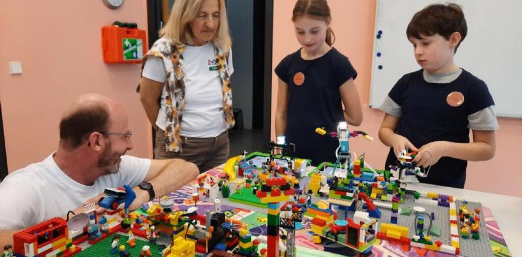FLL 06 Kinder präsentieren ihre Modelle vor der Jury