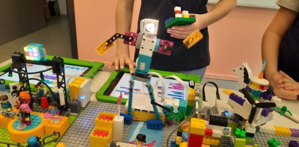 FLL 07 Breakdancer aus Legosteinen