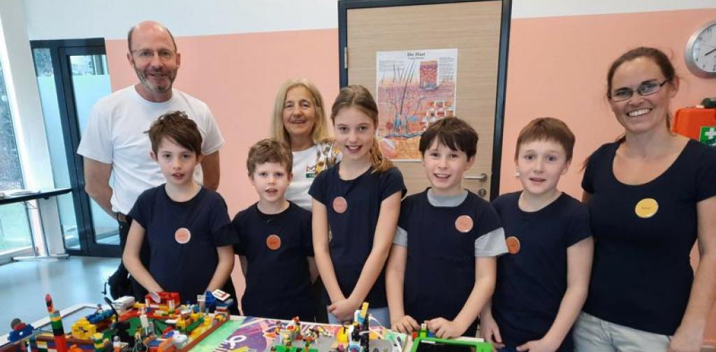 FLL 01 Gruppenfoto Kinder stehen hinter dem LEGO Modell