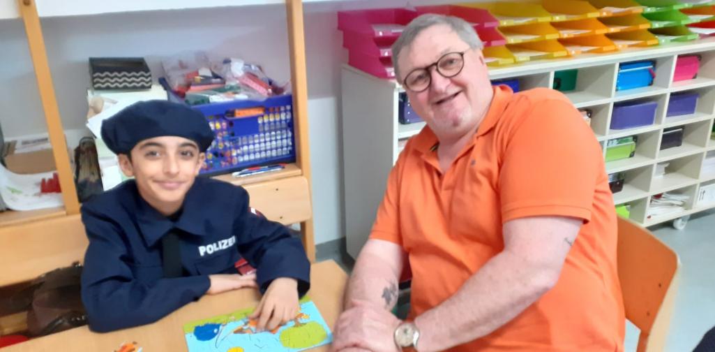 Der Polizist am Puzzeln