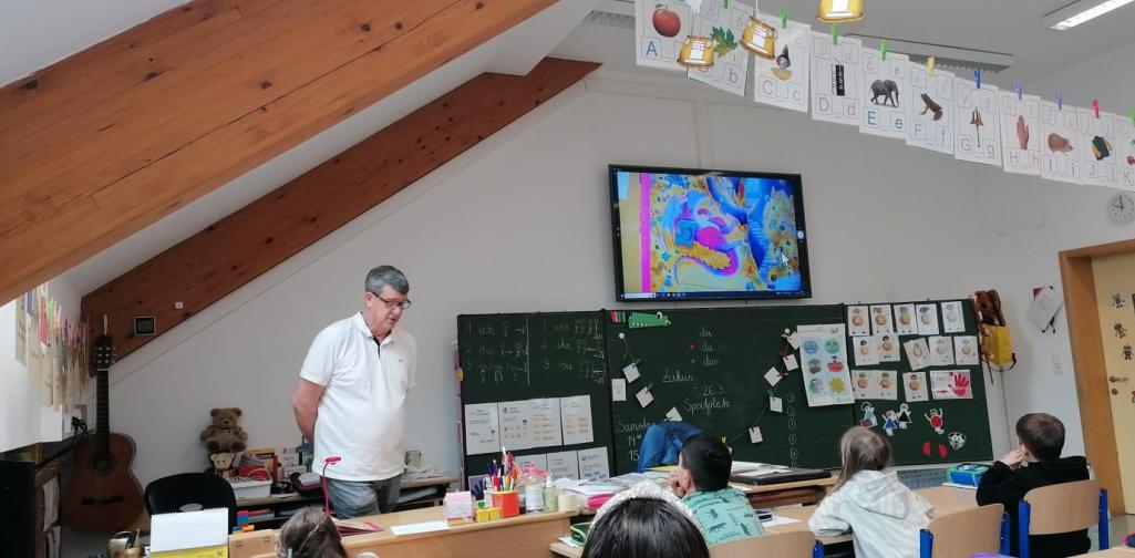 Vorlesetag 2. Klasse Den Kindern der 2. Klasse wird vorgelesen.