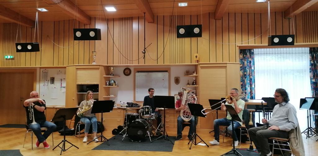 Instrumentenkompott 3 Musiklehrer:innen stellen ihre Instrumente vor