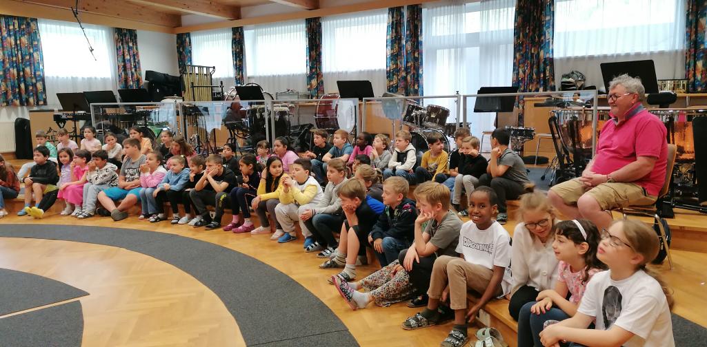 Instrumentenkompott 2 Kinder sitzen im Probenraum der MK Telfs