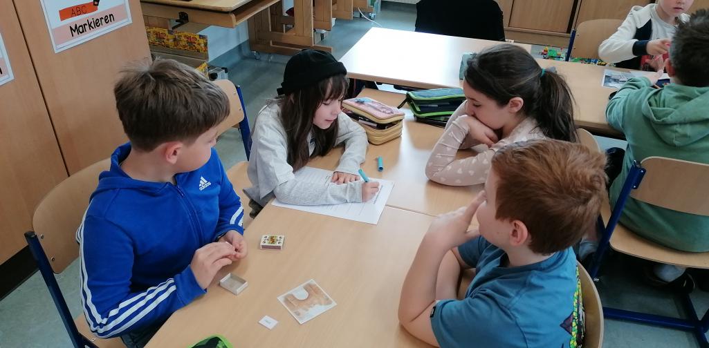 Radio 2 Gruppenarbeit beim Erarbeiten der Texte