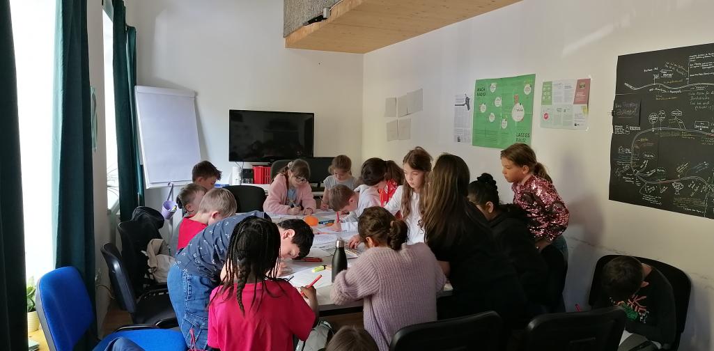 Radio 6 Kinder im Gruppenraum des Freirad Studios