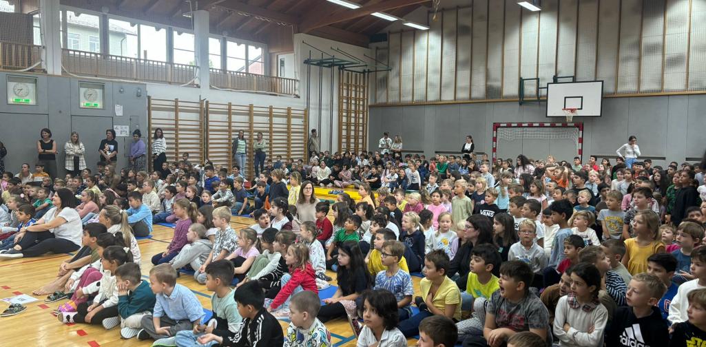 Eröffnungsfeier 1 400 Kinder sind im Turnsaal zur Eröffnungsfeier versammelt