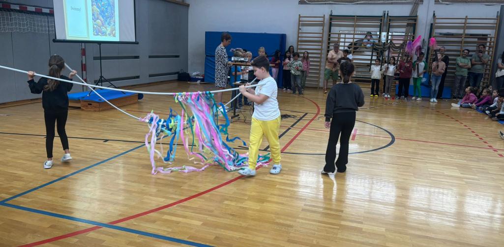 Eröffnungsfeier 2 Kinder stellen das Theaterstück Swimmy vor