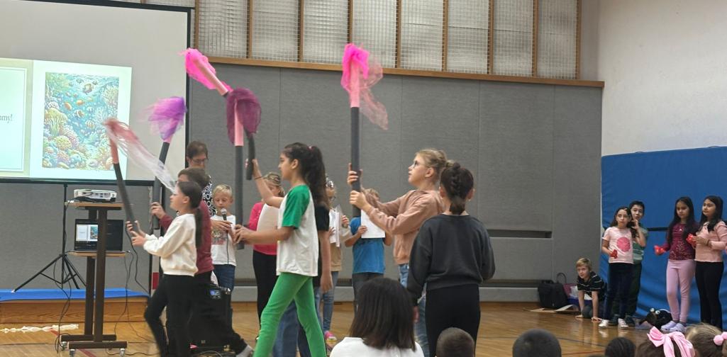 Eröffnungsfeier 3 Kinder stellen das Theaterstück Swimmy vor - hier werden die Seeanemonen dargestellt