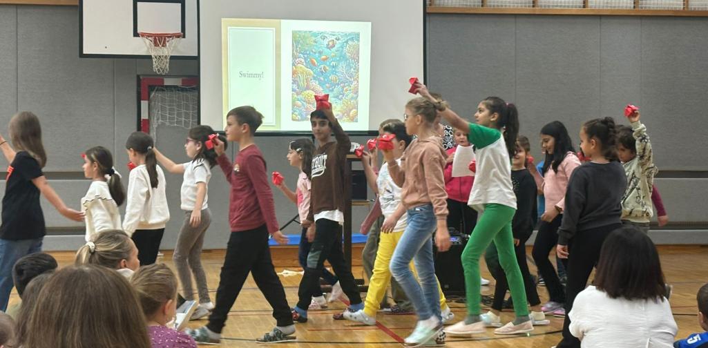 Eröffnungsfeier 4 Kinder stellen das Theaterstück Swimmy vor - Gemeinsam sind sie stark