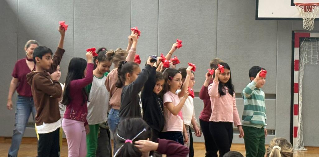 Eröffnungsfeier 5 Thaterstück Swimmy - viele kleine Fische werden zu einem großen Fisch