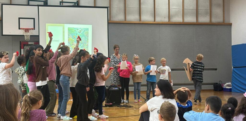 Eröffnungsfeier 6 Theaterstück Swimmy - viele kleine Fische werden zu einem großen