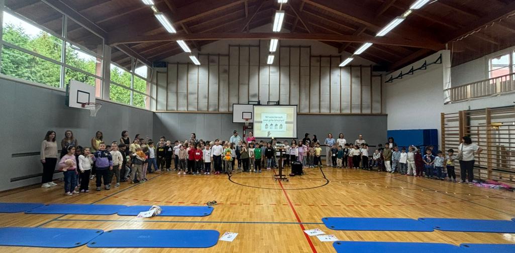 Eröffnungsfeier 8 Gruppenfoto - Die neuen Schüler:innen werden begrüßt!