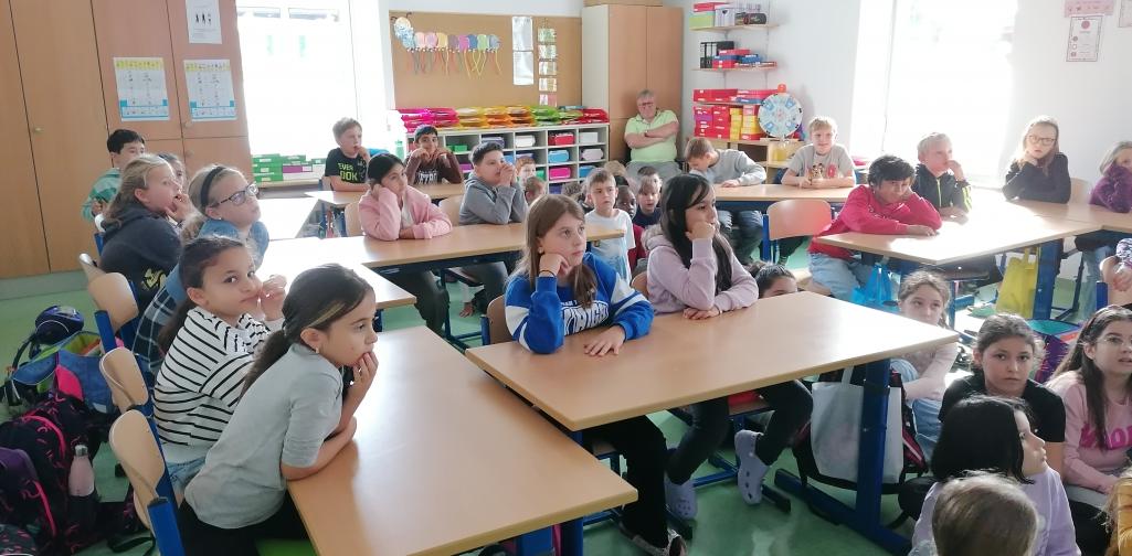 Bilderbücher 1 Kinder hören einer Geschichte