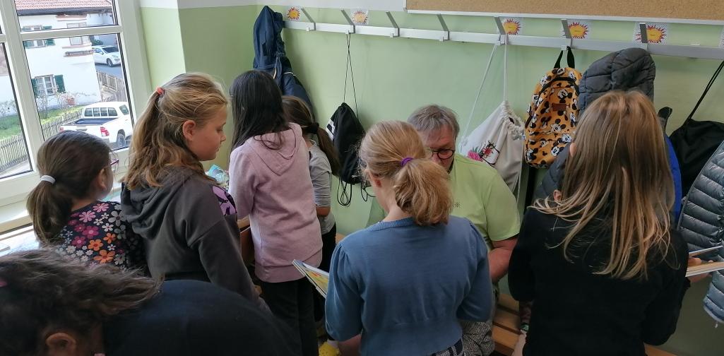 Bilderbücher 2 Kinder stehen in der Garderobe