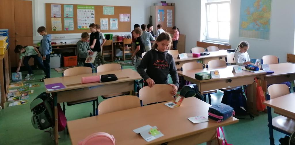 Bilderbücher 3 Kinder suchen Bilderbücher aus