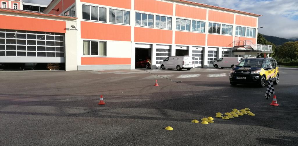 Gelände mit "Hallo Auto"-Auto