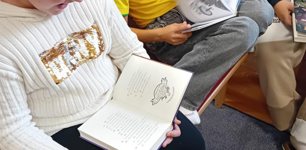 Kinder lesen in Büchern