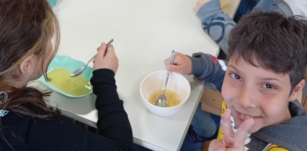 Kinder sitzen am Tisch