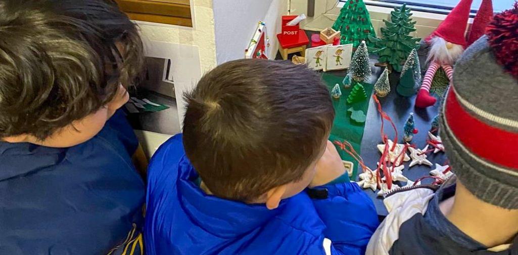 VSK_Wichtel 02 Kinder bauen die Wichteldeko auf