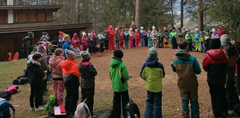 3c_Waldweihnacht 01 Kinder stehen auf einer Lichtung im Wald