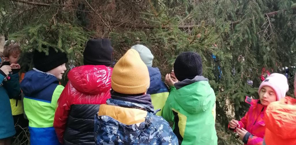 3c_Waldweihnacht 03 Kinder schmücken den Weihnachtsbaum