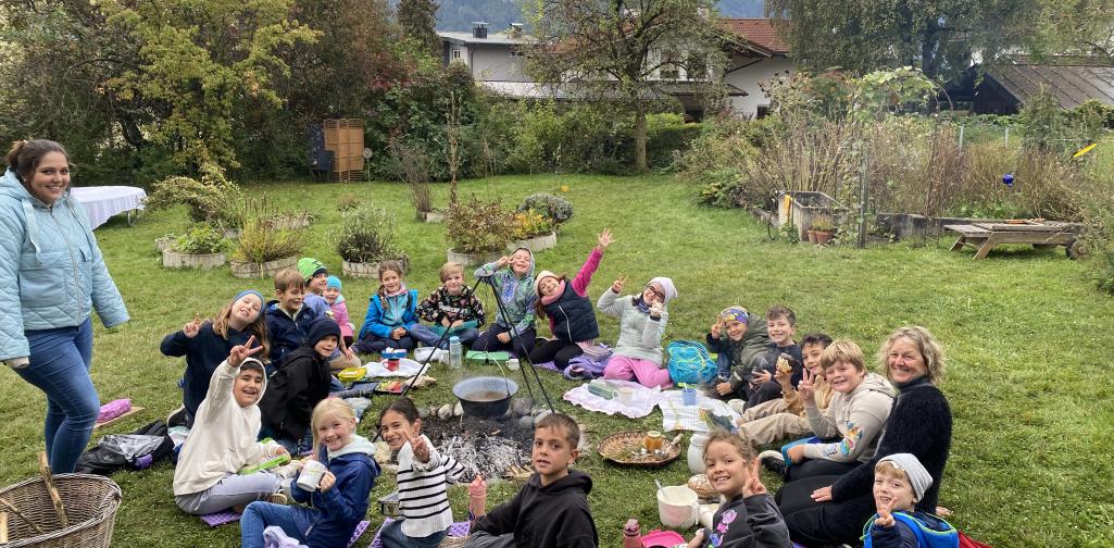 Die Kinder essen ihre Jause.