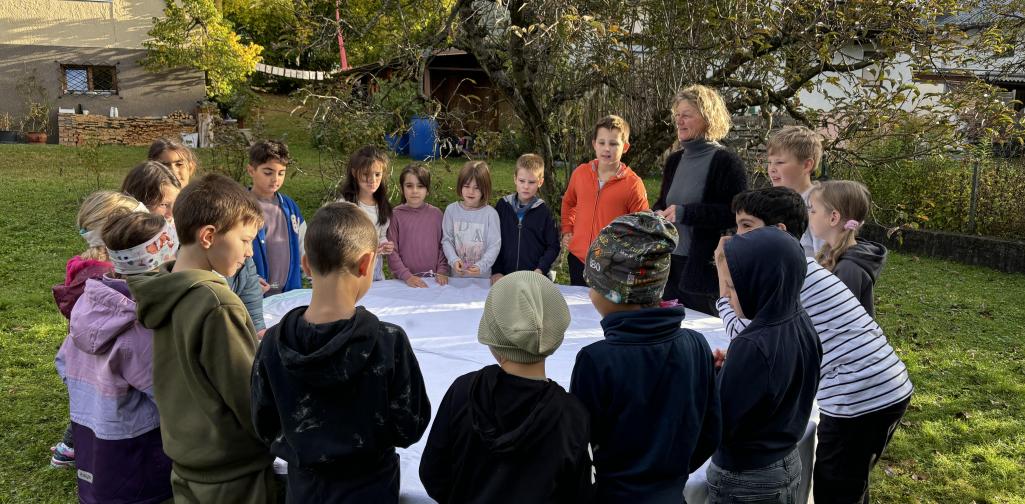 Die Kinder stehen im Kreis.