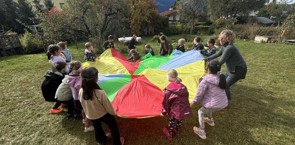 Die Kinder spielen mit dem Schwungtuch