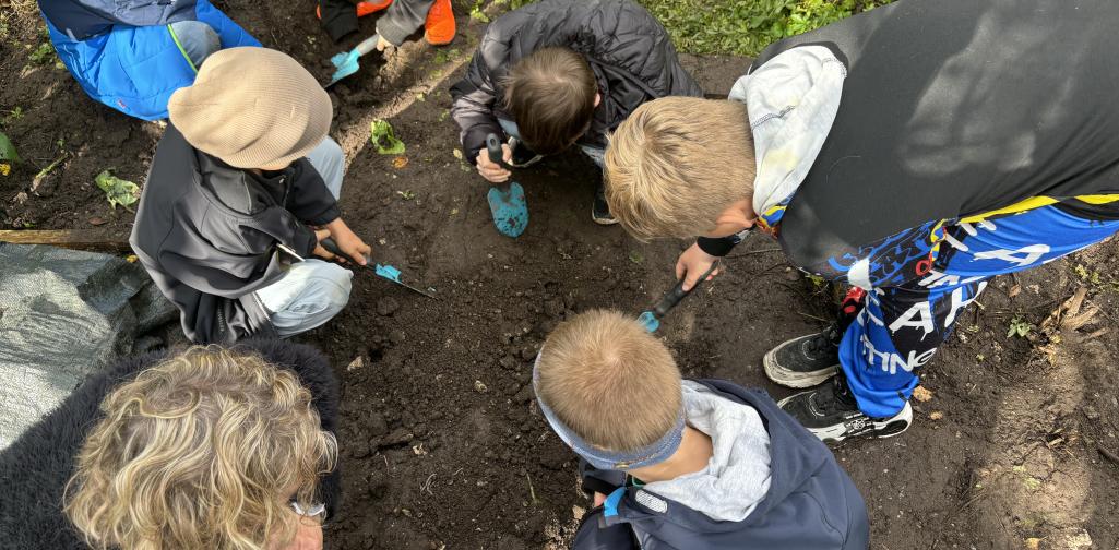 Die Kinder untersuchen die Erde.