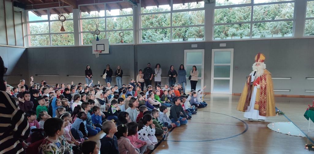 Adventfeier 06 Kinder im Turnsaal mit den Nikolaus