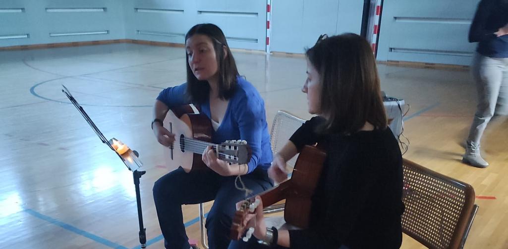 Adventfeier 07 Lehrerinnen spielen mit der Gitarre