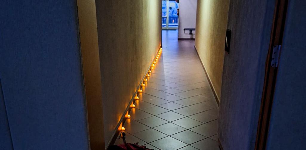 Adventfeier 01 Mit Kerzen beleuchteter Gang