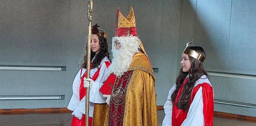Adventfeier 03 Nikolaus mit seinen beiden Engeln