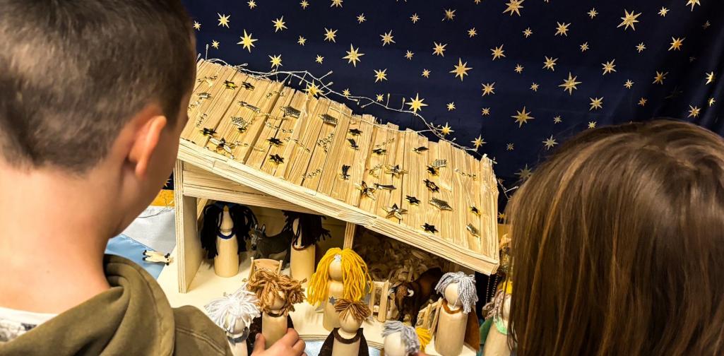 2d_Krippe 03 Kinder spielen mit der Krippe