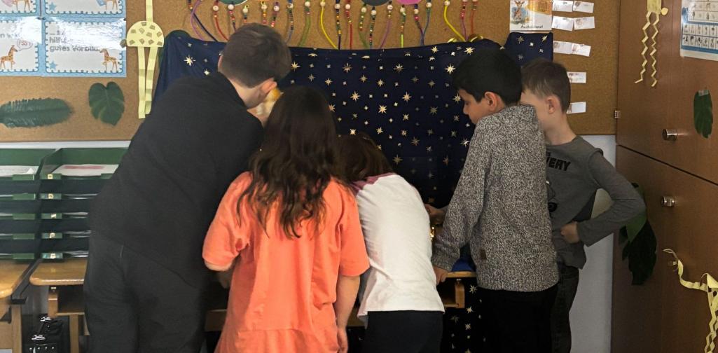 2d_Krippe 01 Kinder stehen vor der Krippe