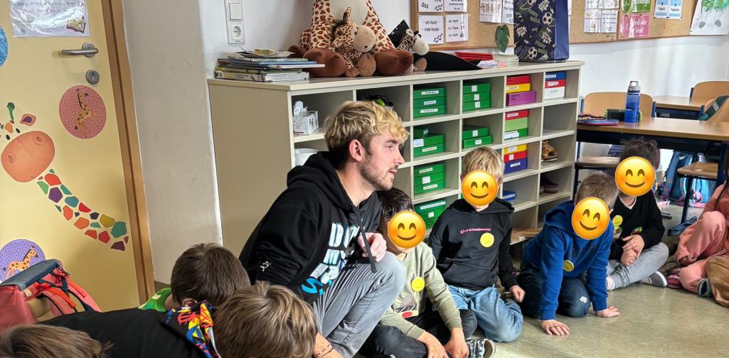 3c_Klimaschultasche 07 Kinder sitzen im Sitzkreis